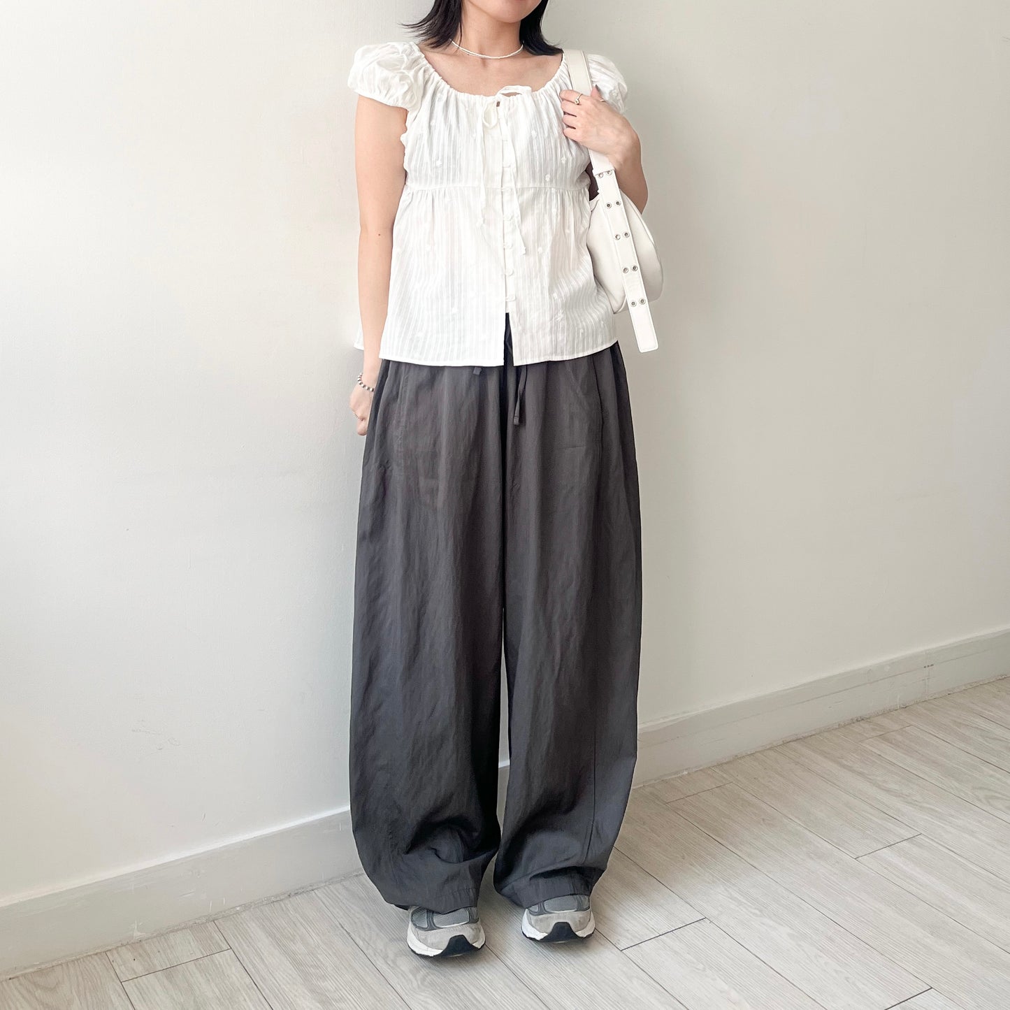 TP647- Bubble Sleeve Daisy Ribbon Blouse | White | Black