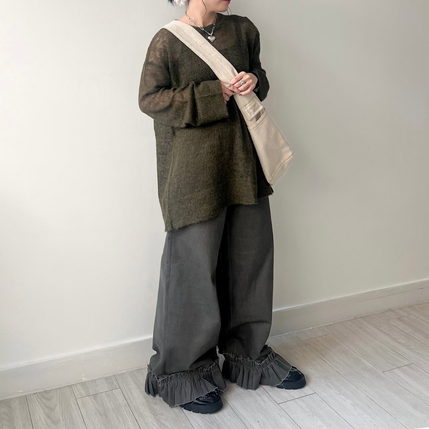 PT69- 荷葉腳扯布褲 | Grey khaki | Black