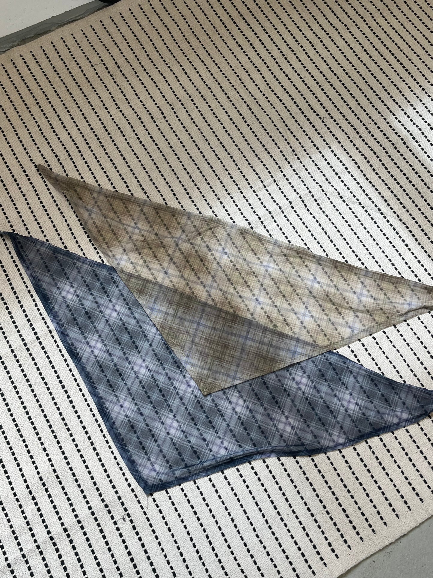 AC267- 方格網紗三角巾/頭巾 | Navy | Brown