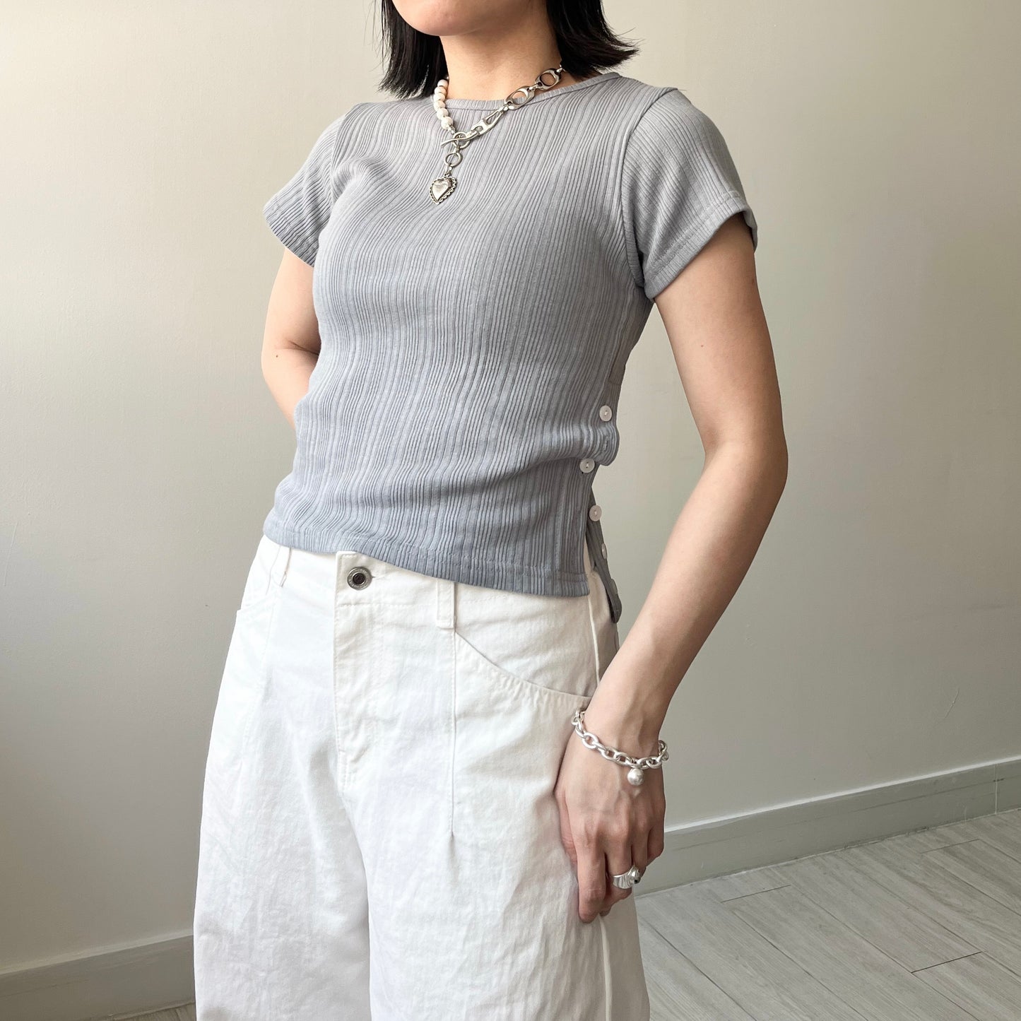 TP479- 側扣鈕短身Top |White | Grey | Black