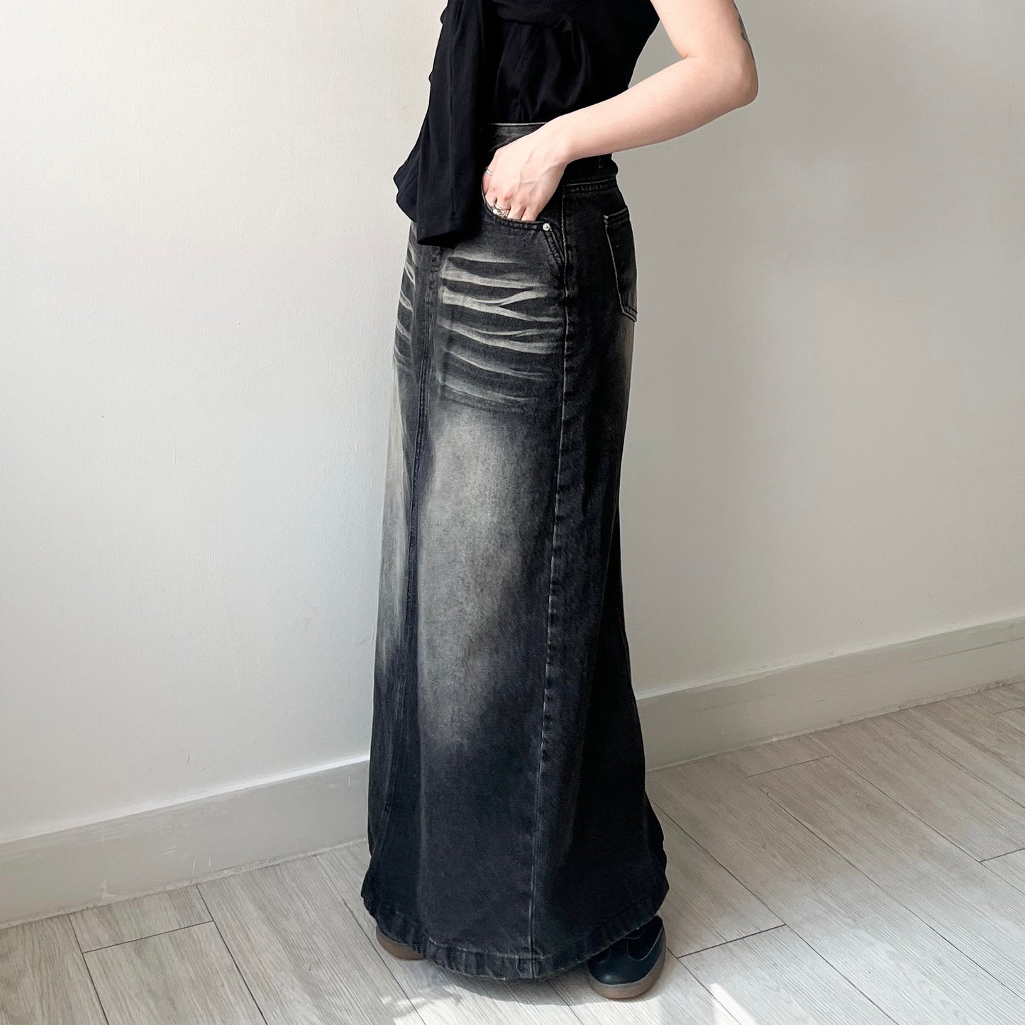 SK106- Black H-Line 洗水牛仔裙 ( S / M )