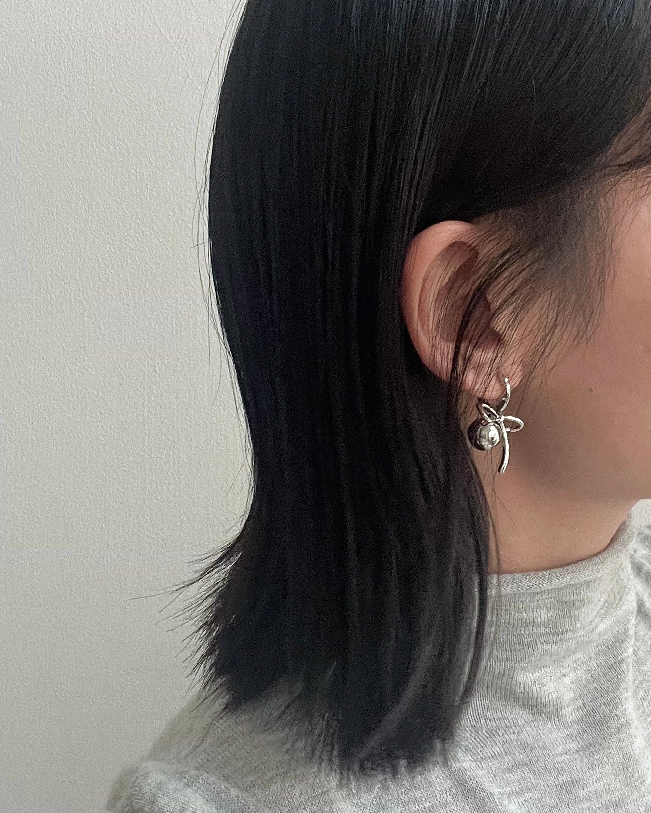 AC217- Ribbon Ball Earrings