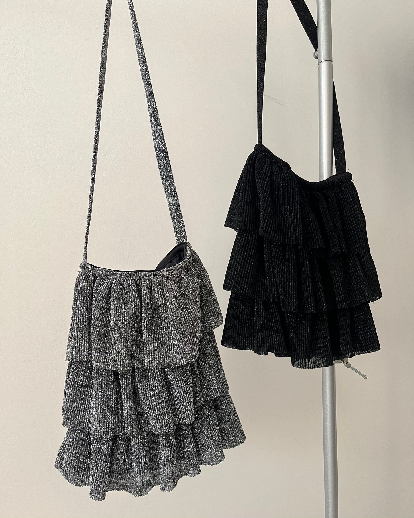 BG40- Lame-PleatedHandbag | Silver | Black