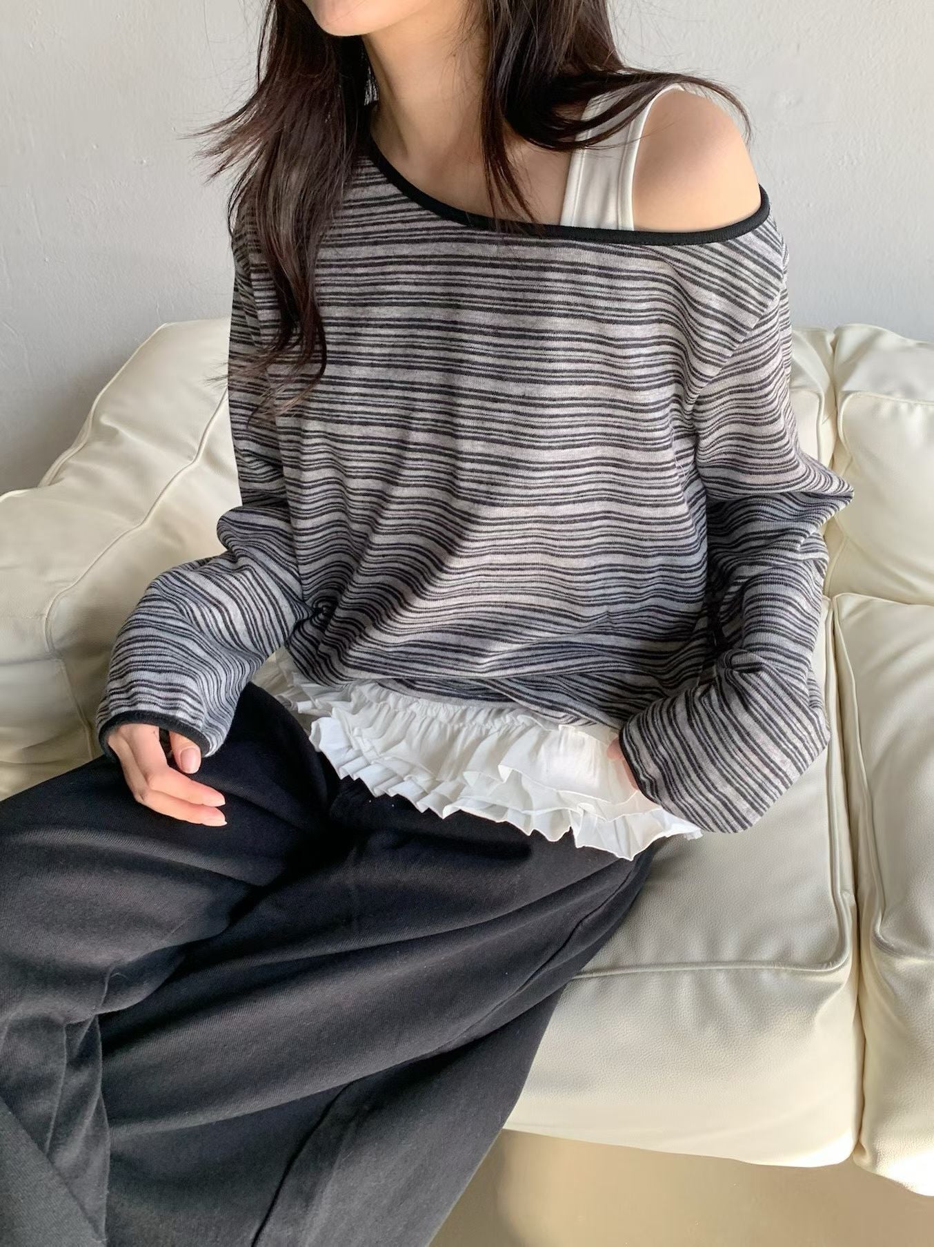 TP775- Ruffle layer Vest| White | Black