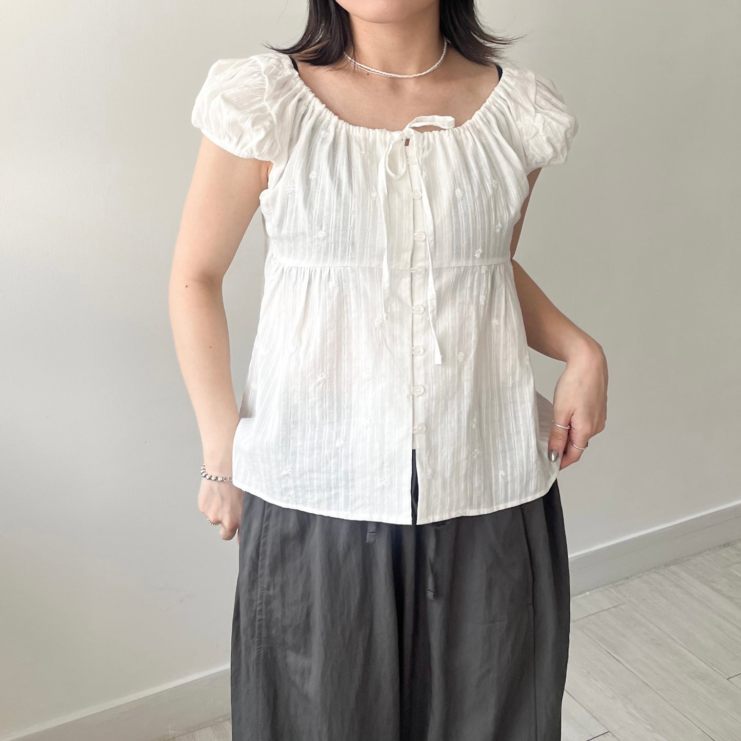 TP647- Bubble Sleeve Daisy Ribbon Blouse | White | Black