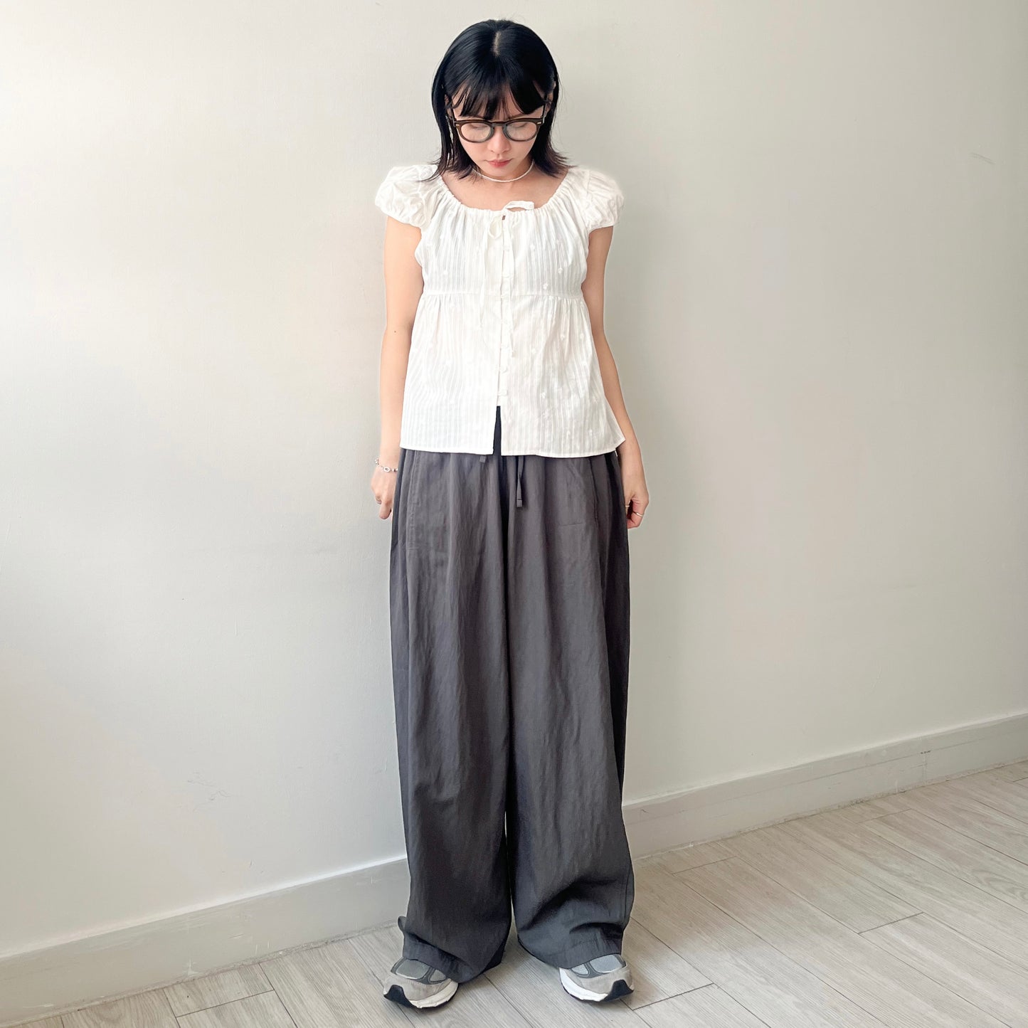 TP647- Bubble Sleeve Daisy Ribbon Blouse | White | Black