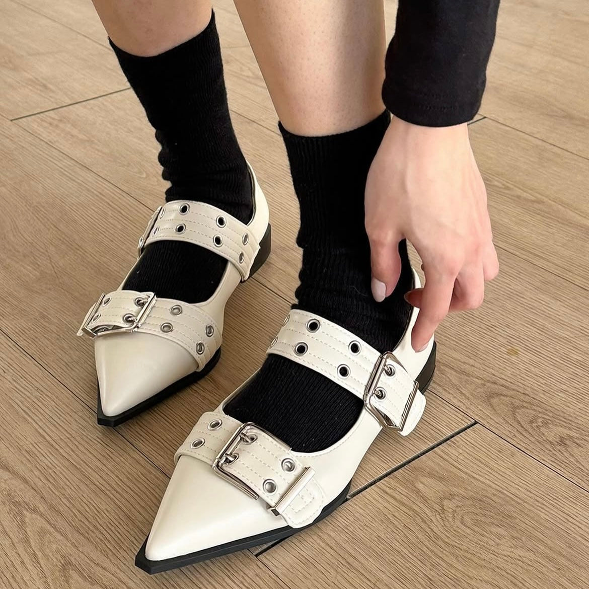 SH09 - 雙銀扣尖頭仿皮鞋 | White | Black