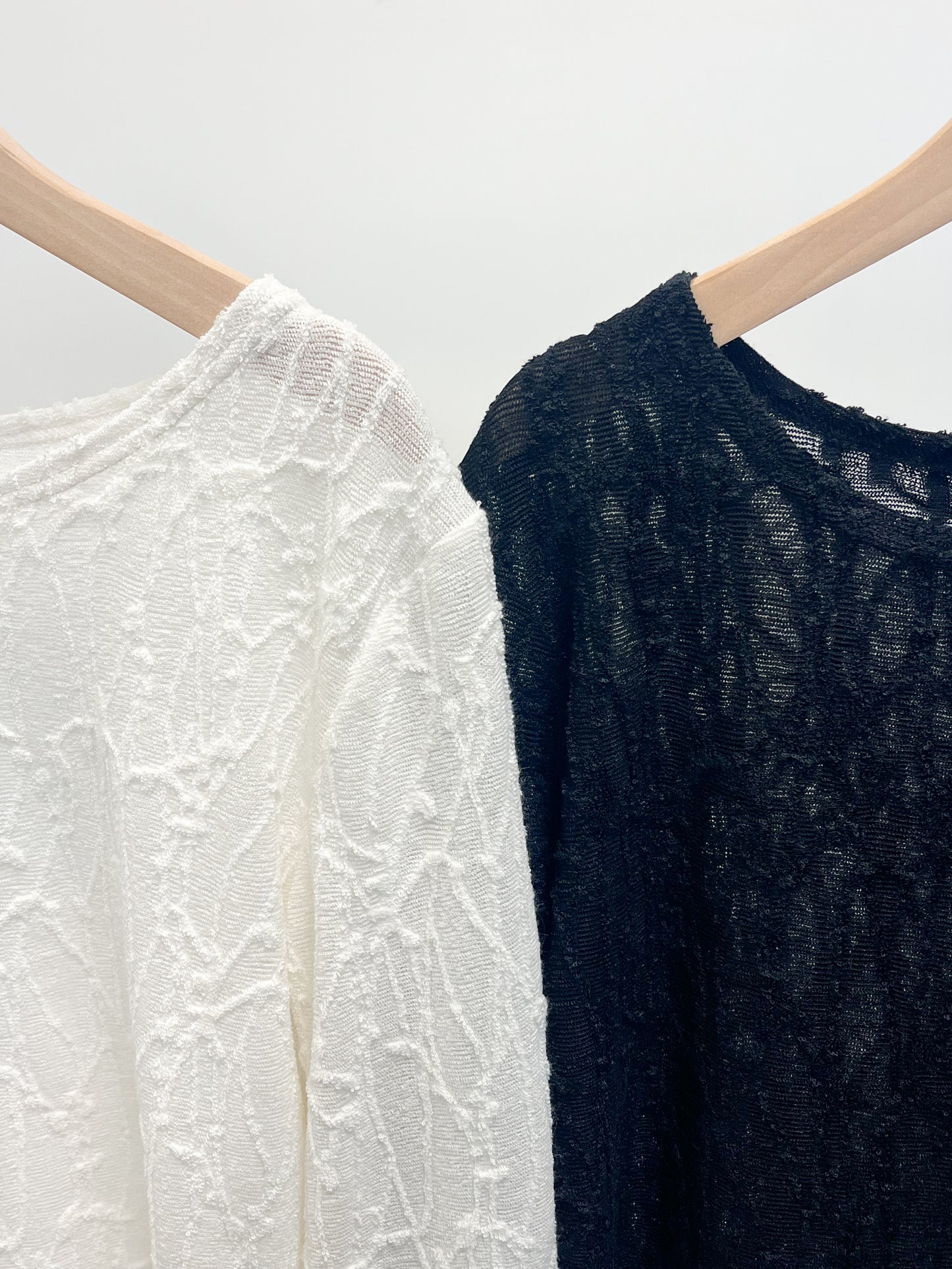 TP670- 暗花Patten Top | Ivory | Black