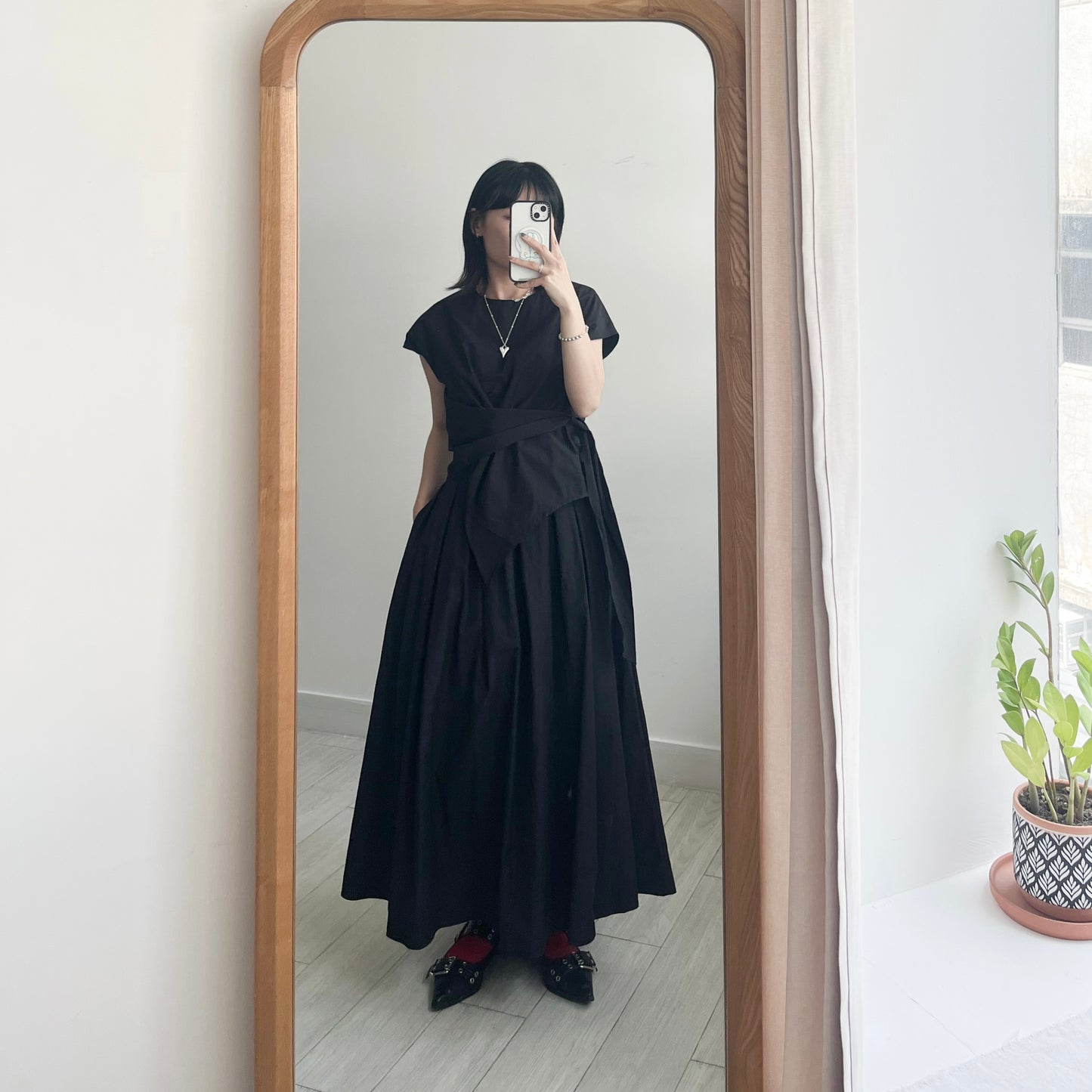 SK127- Pleat Skirt | White | Black