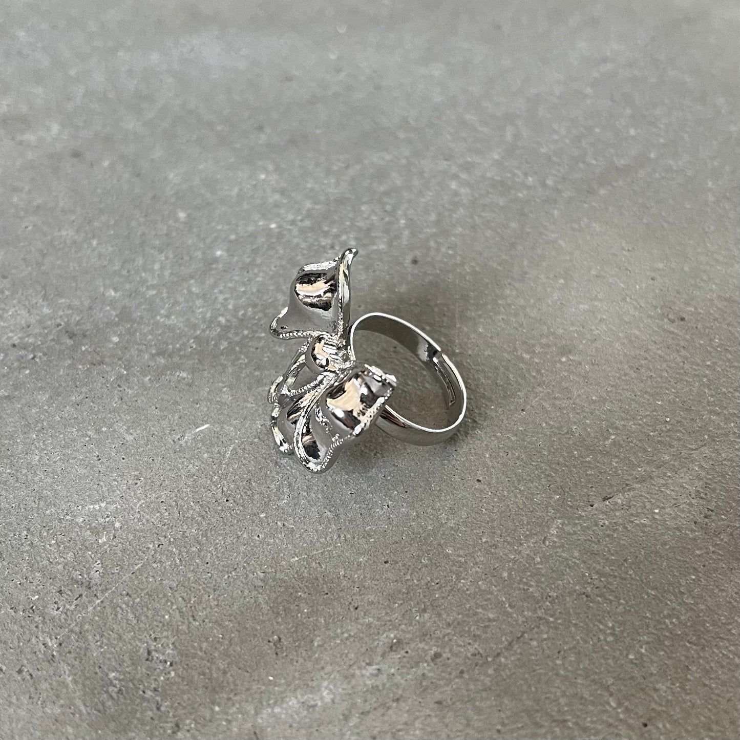 AC102- Big Ribbon Heart Ring