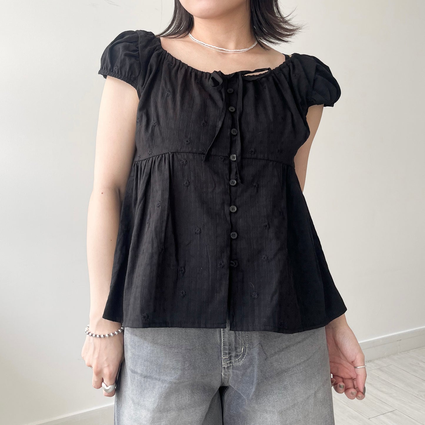 TP647- Bubble Sleeve Daisy Ribbon Blouse | White | Black