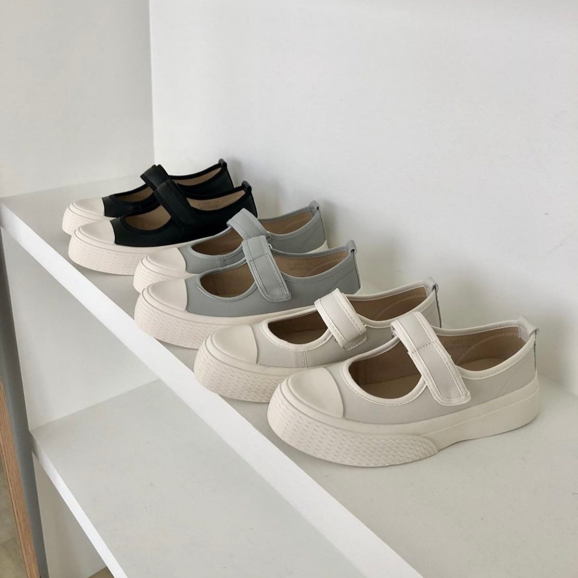 Leather velcro shoes