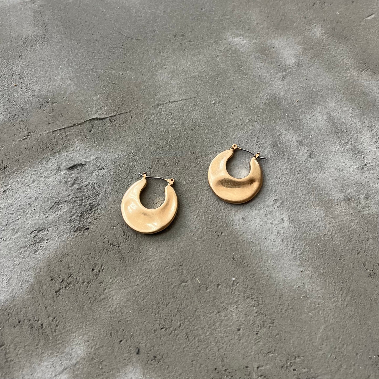 AC21- 啞面Moon Earring