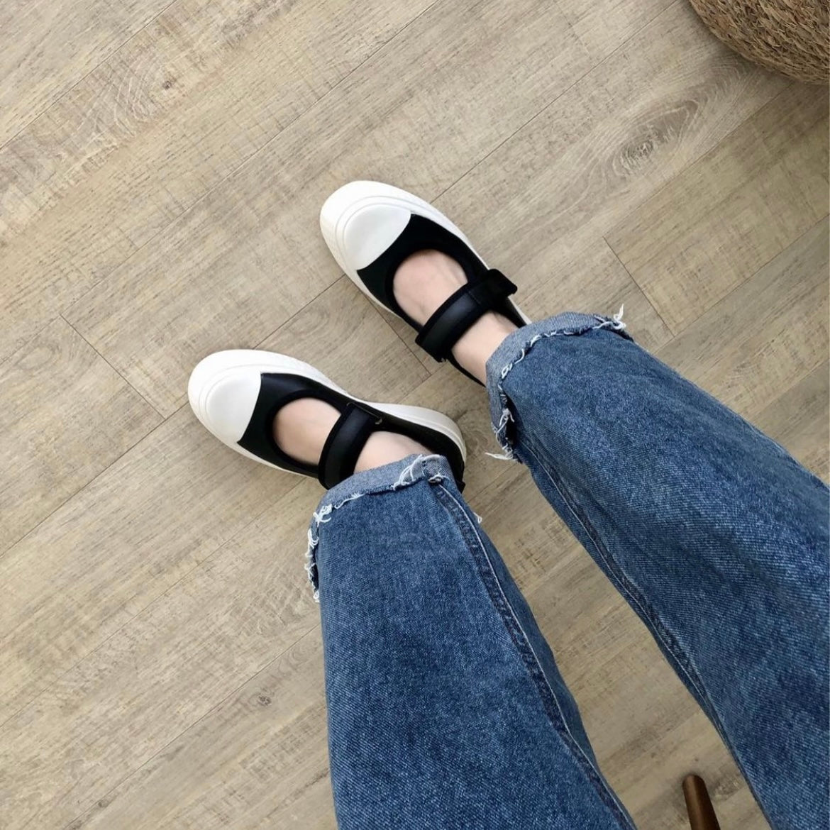 Leather velcro shoes