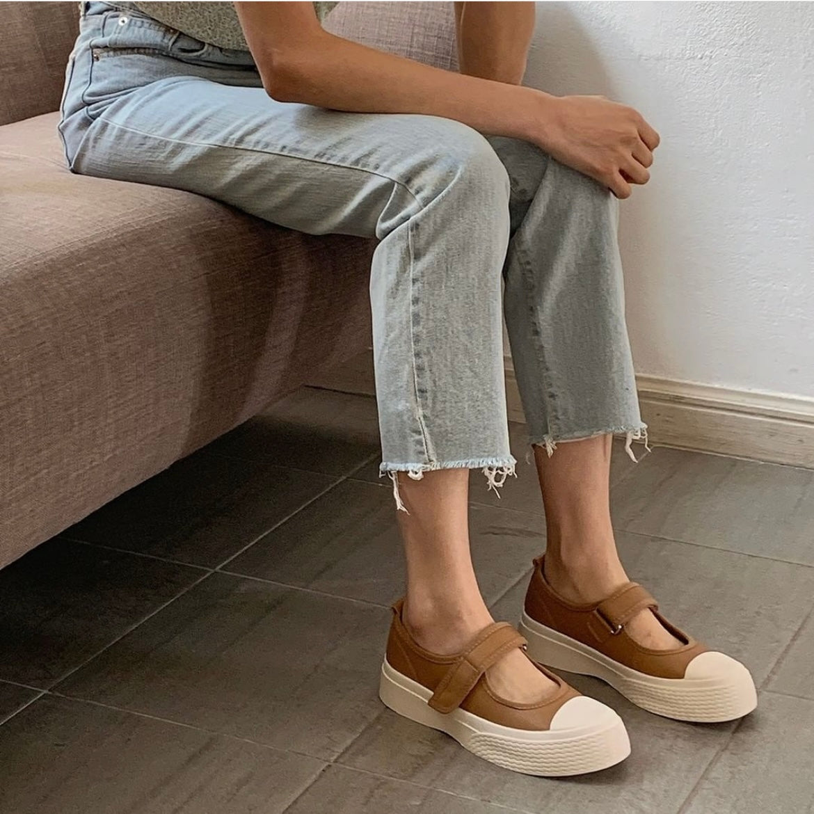 Leather velcro shoes