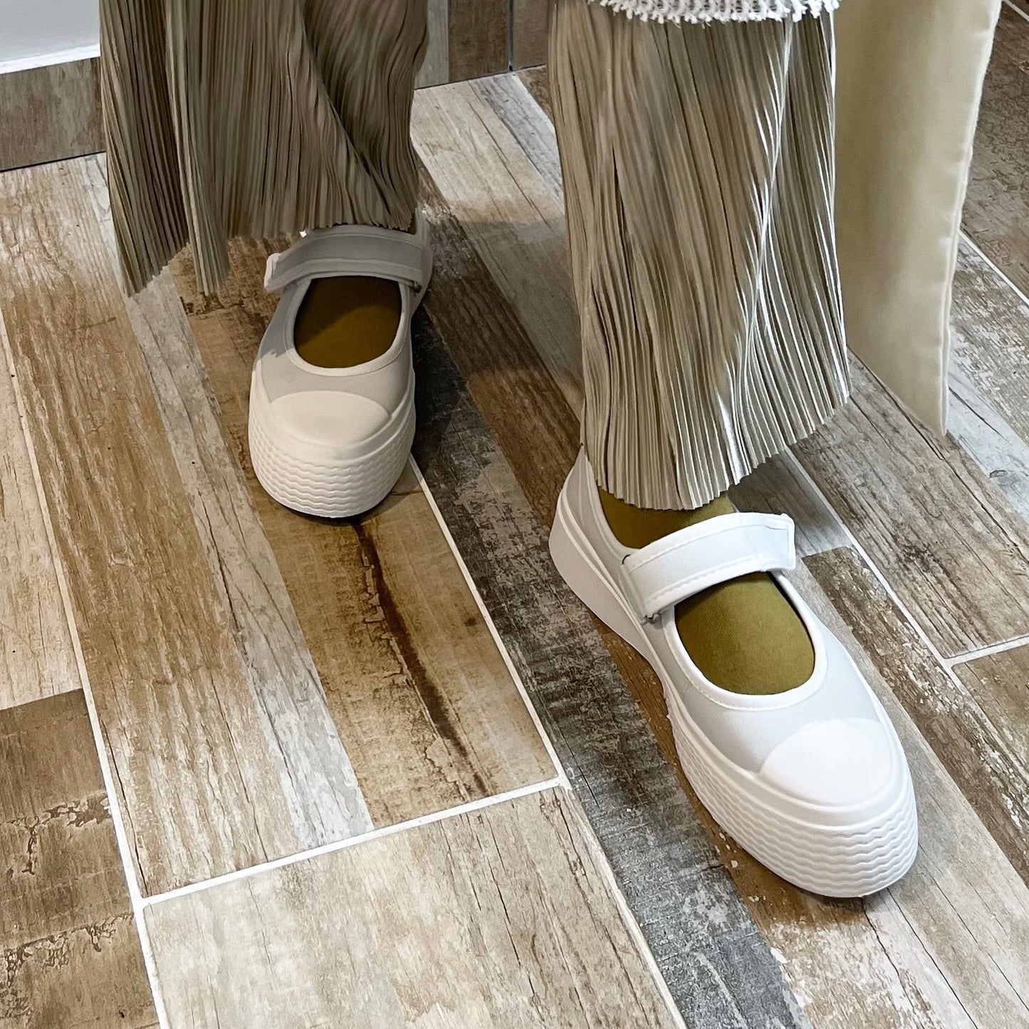 Leather velcro shoes