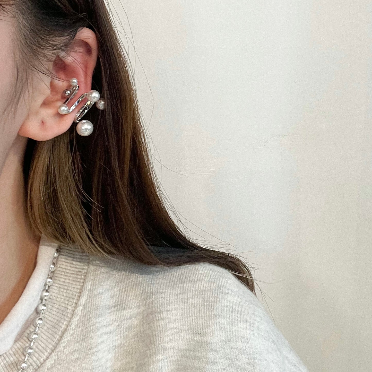 AC42- Ball Ball Small Pearls earcuff