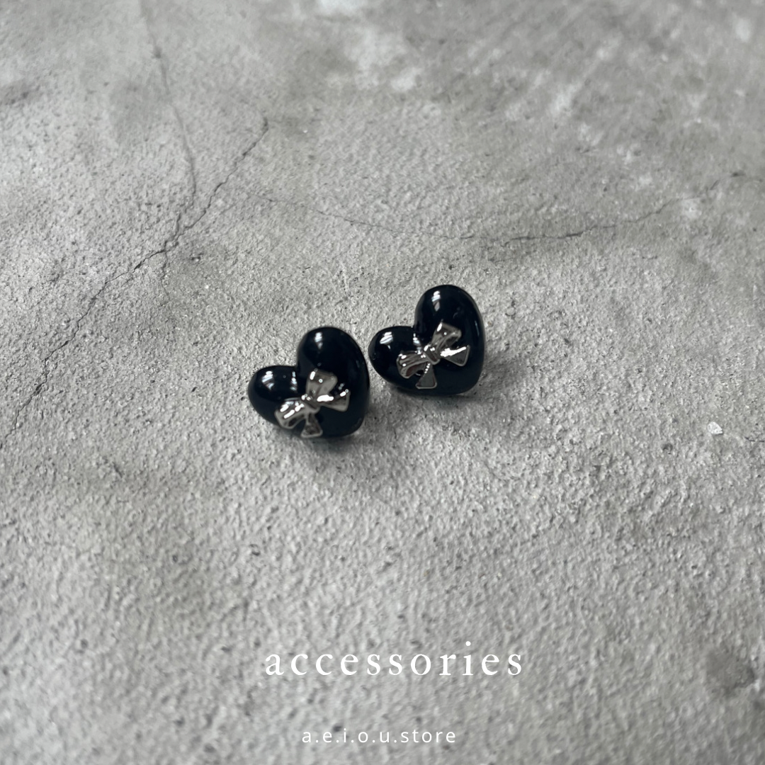 AC116- Black Heart Ribbon Earring