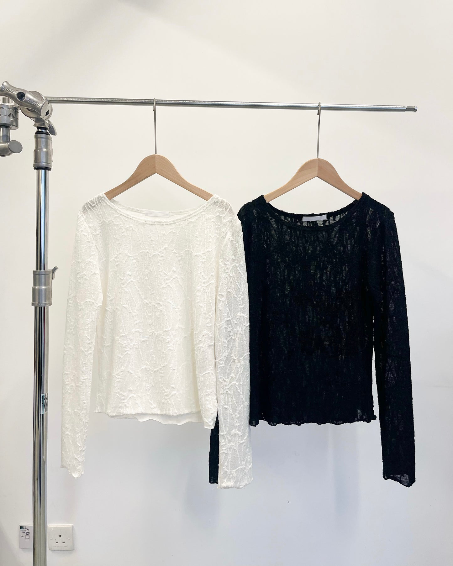 TP670- 暗花Patten Top ｜ Ivory | Black