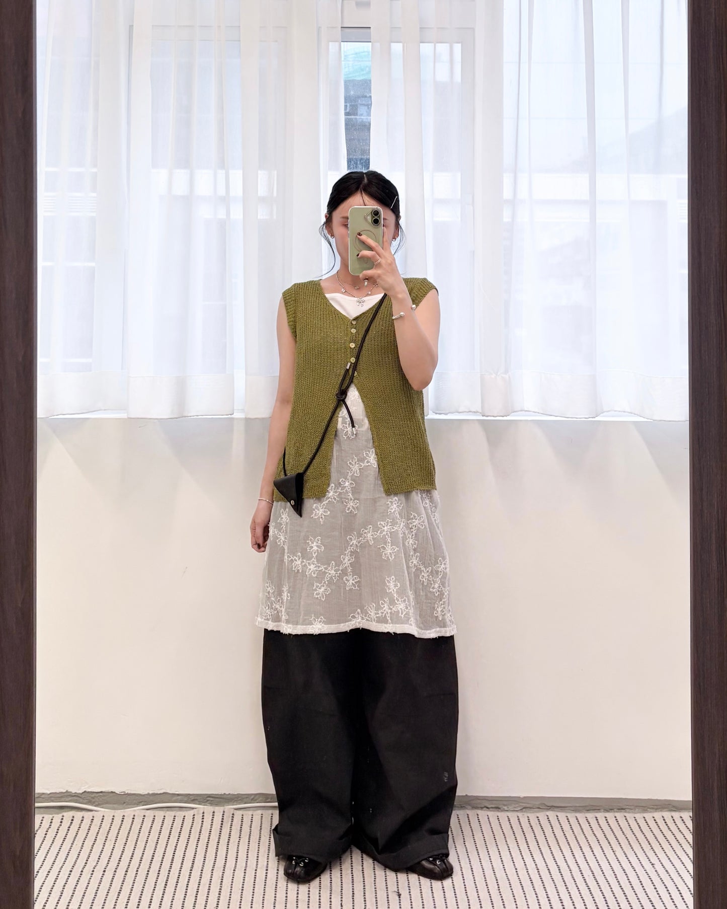 TP786- Floral-embroidered Vest | White | Black