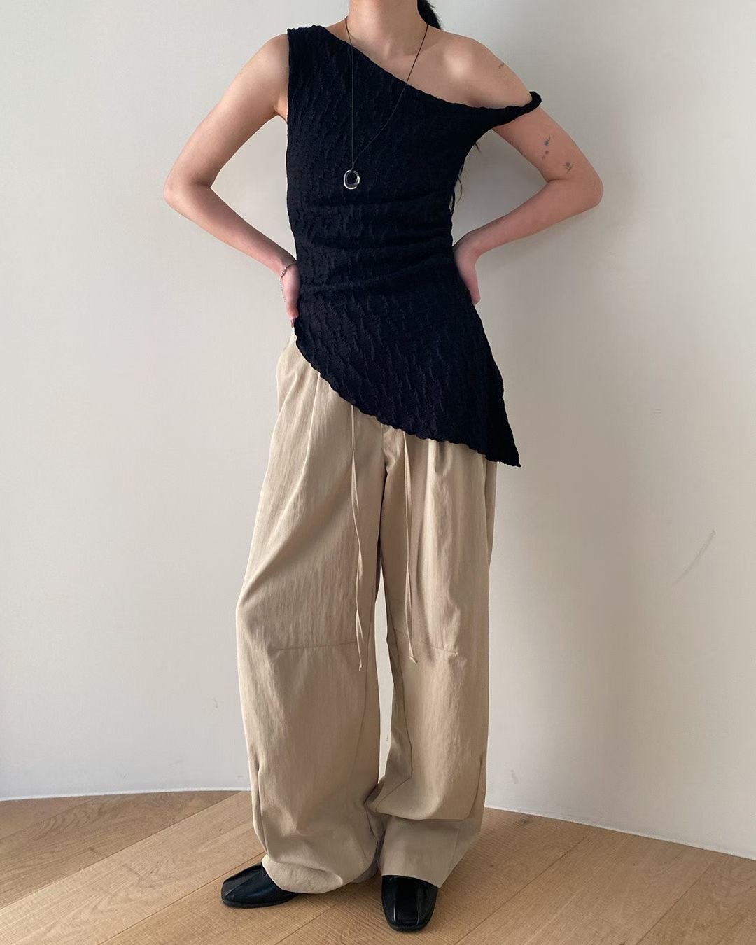 TP736- 泡泡暗紋斜肩Layer Vest | Ivory | Black