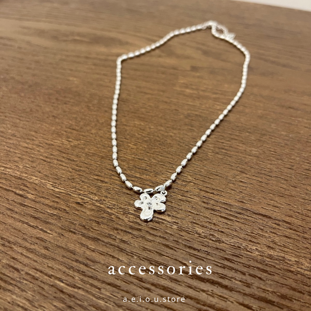 AC172- Q Flower Necklace