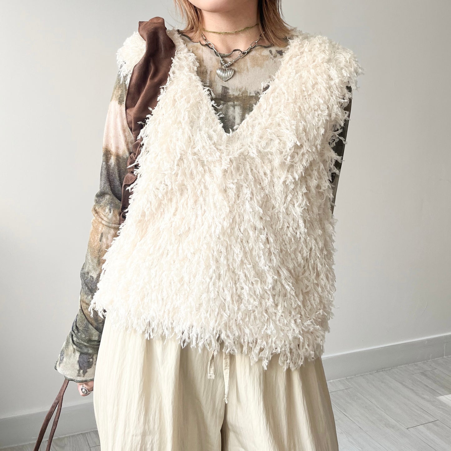 TP402- Fringe 2-way Vest | Ivory  | Black