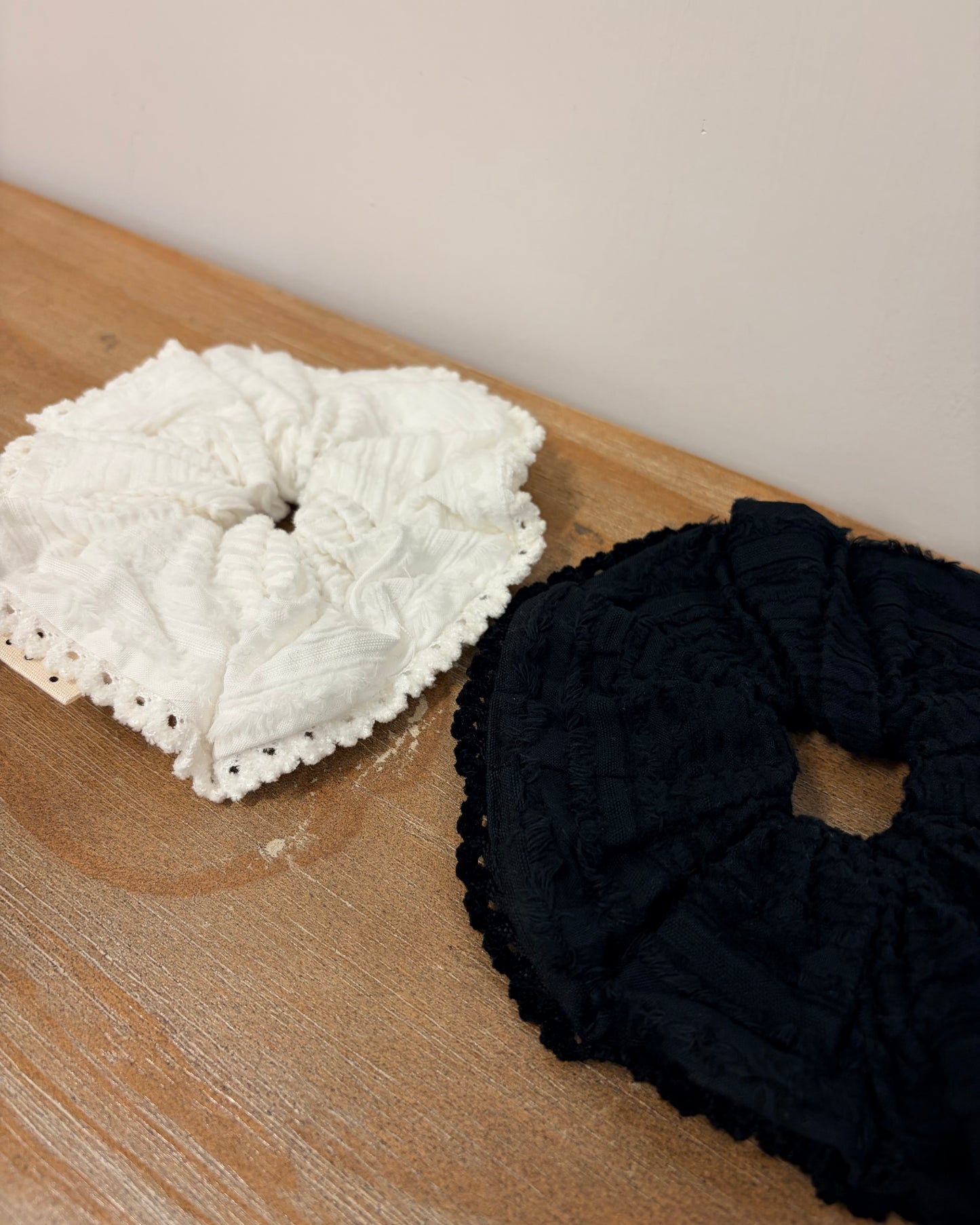 AC286- 暗紋花邊橡筋圈 | White | Black  ( 橡筋圈體積較大不設平郵 )