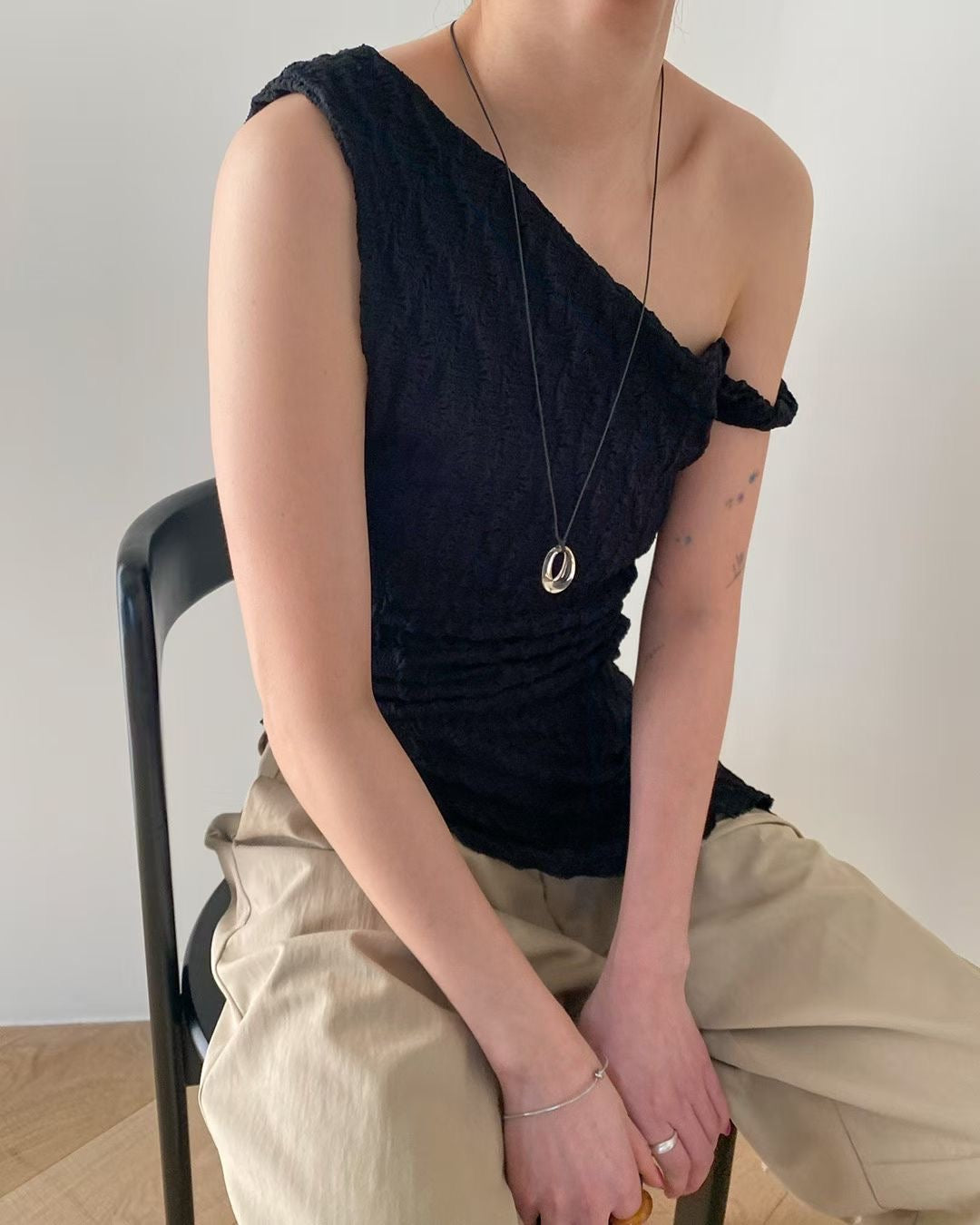 TP736- 泡泡暗紋斜肩Layer Vest | Ivory | Black