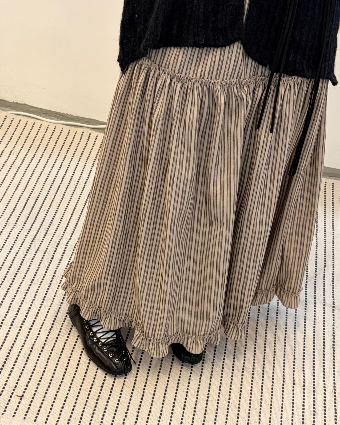 SK133- 薄燈芯絨條子Ruffle Skirt | Ivory | Brown