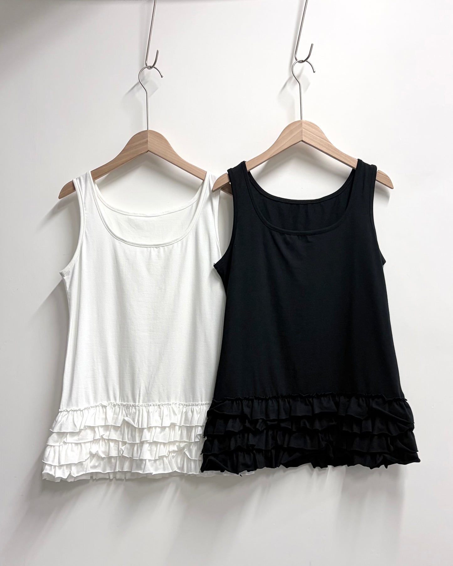 TP775- Ruffle layer Vest| White | Black