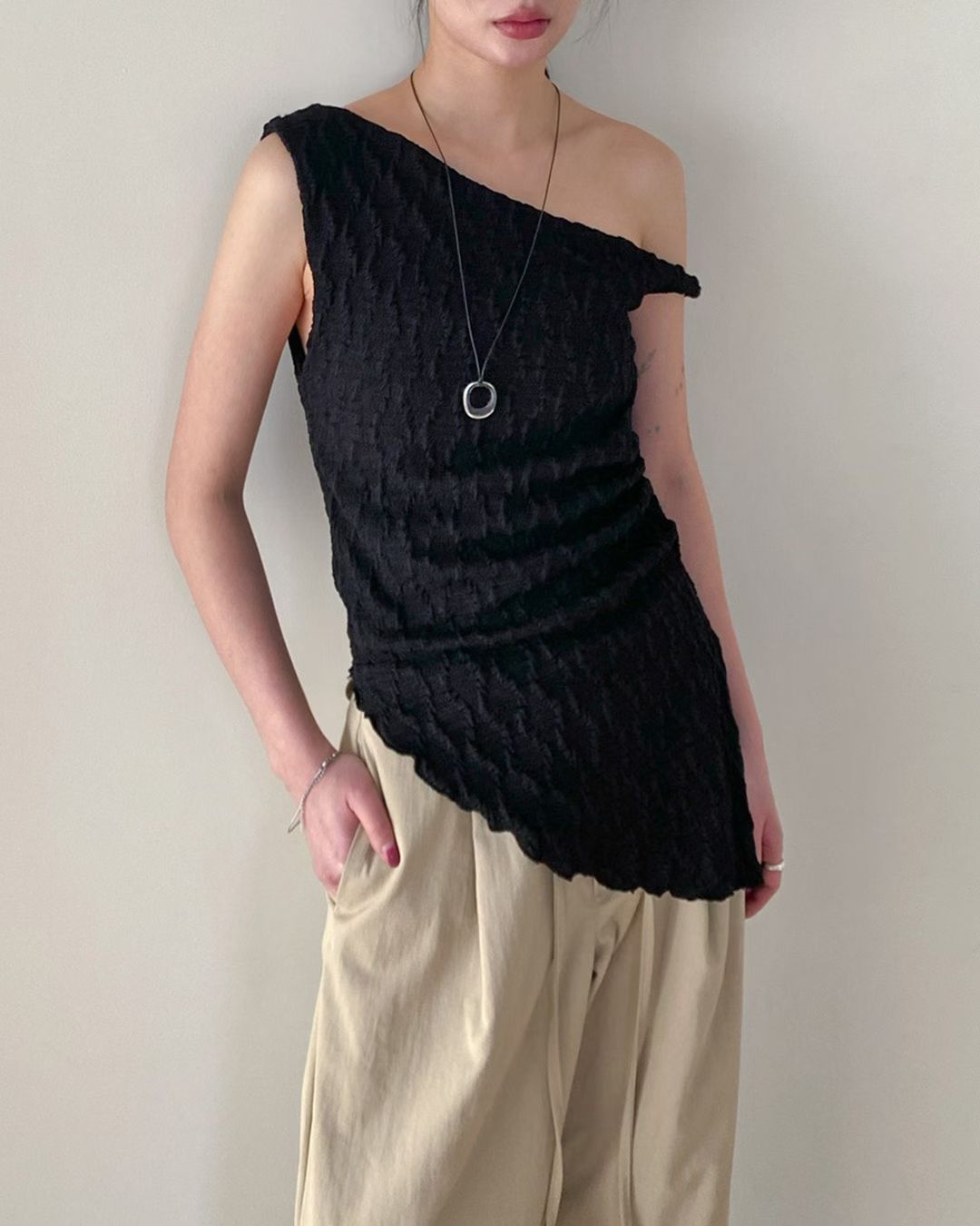TP736- 泡泡暗紋斜肩Layer Vest | Ivory | Black