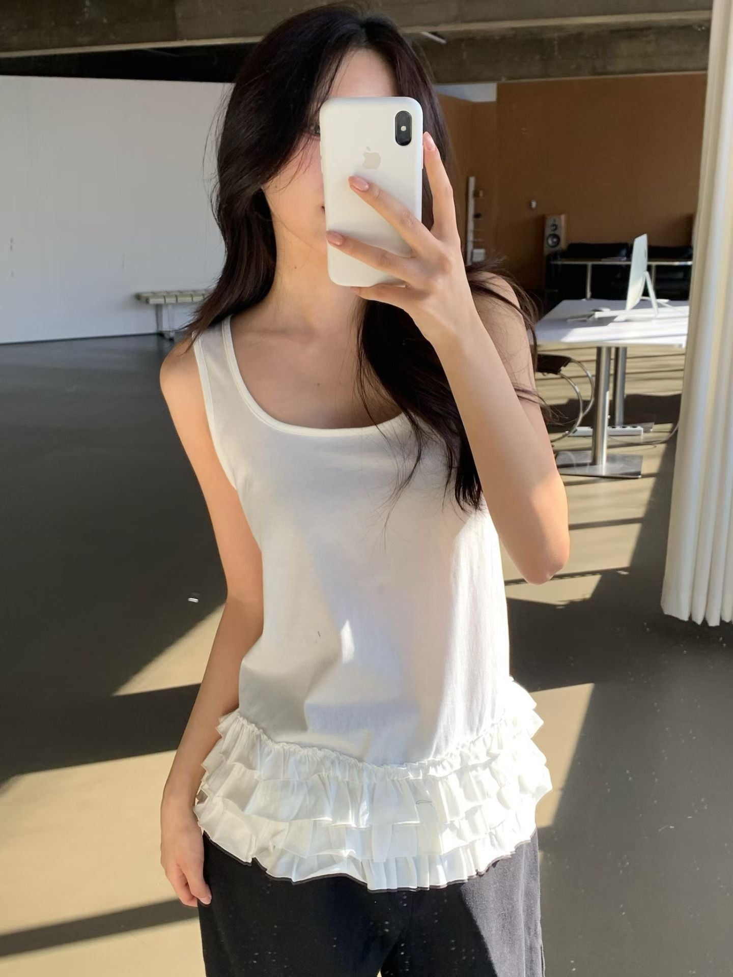TP775- Ruffle layer Vest| White | Black