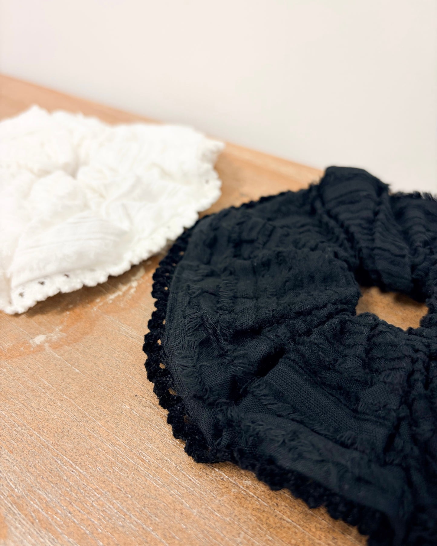 AC286- 暗紋花邊橡筋圈 | White | Black  ( 橡筋圈體積較大不設平郵 )