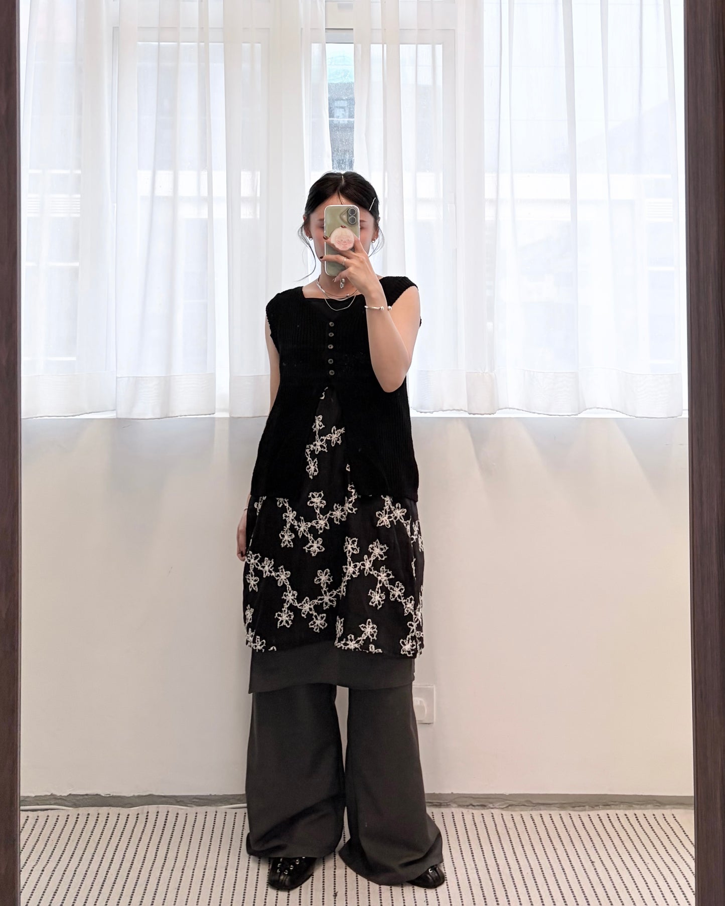 TP786- Floral-embroidered Vest | White | Black