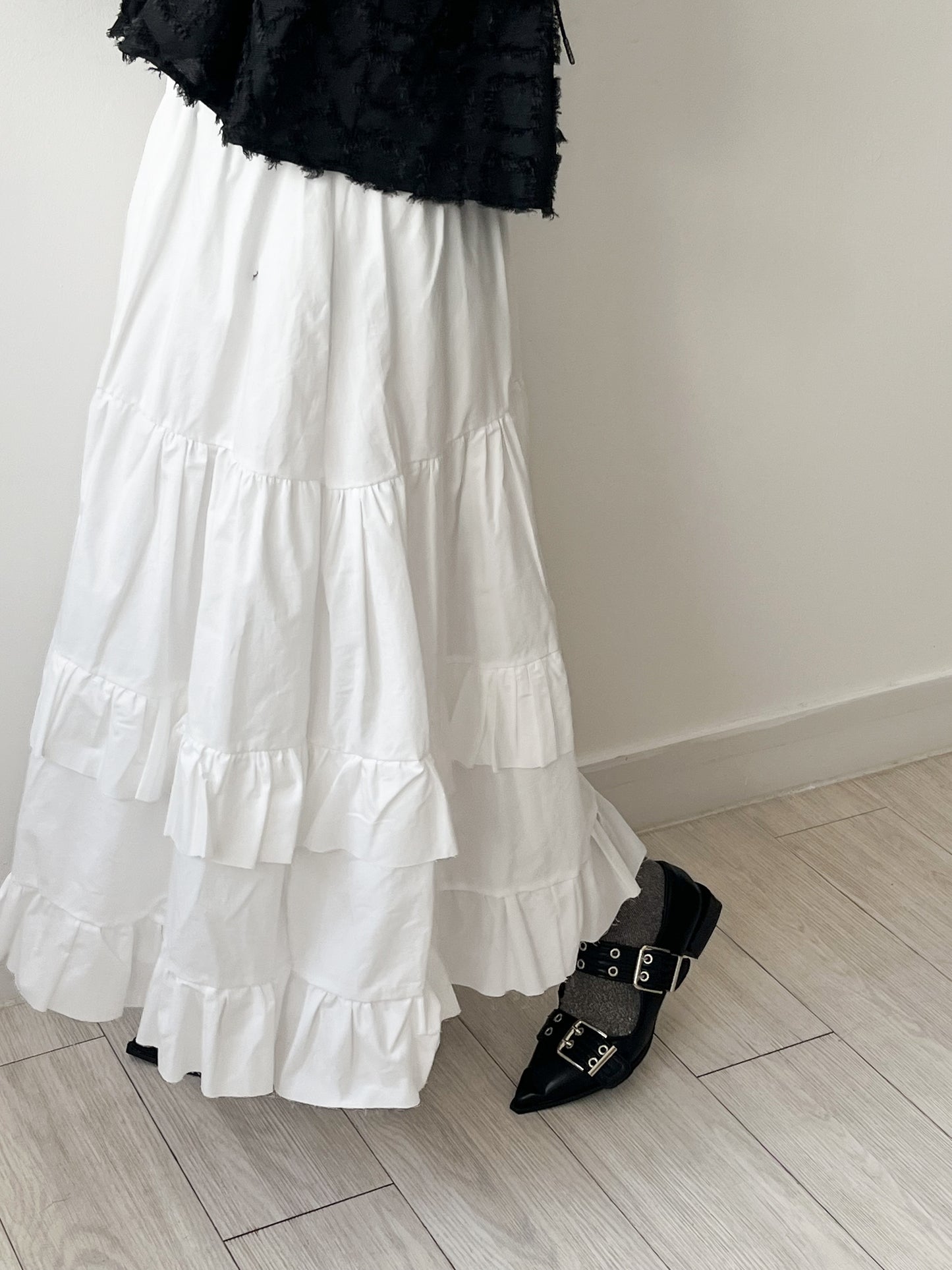 SK101- 破邊Ruffle Skirt | White | Black