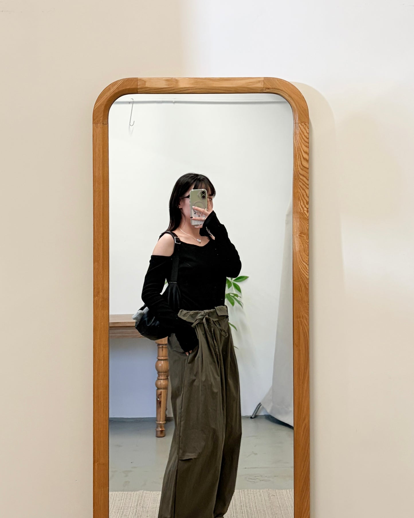 TP721- 吊帶露肩長袖Top | White | Black