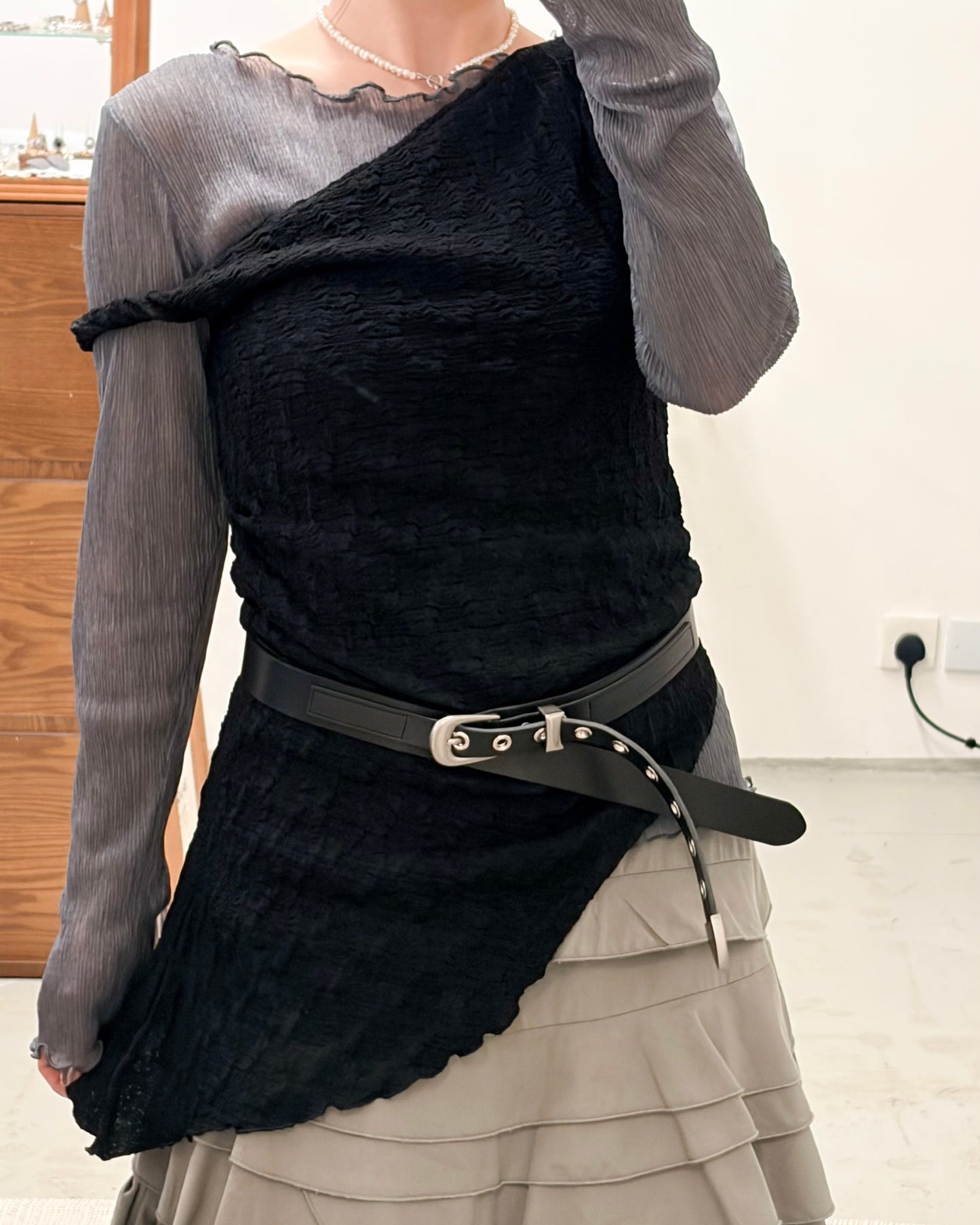 TP736- 泡泡暗紋斜肩Layer Vest | Ivory | Black