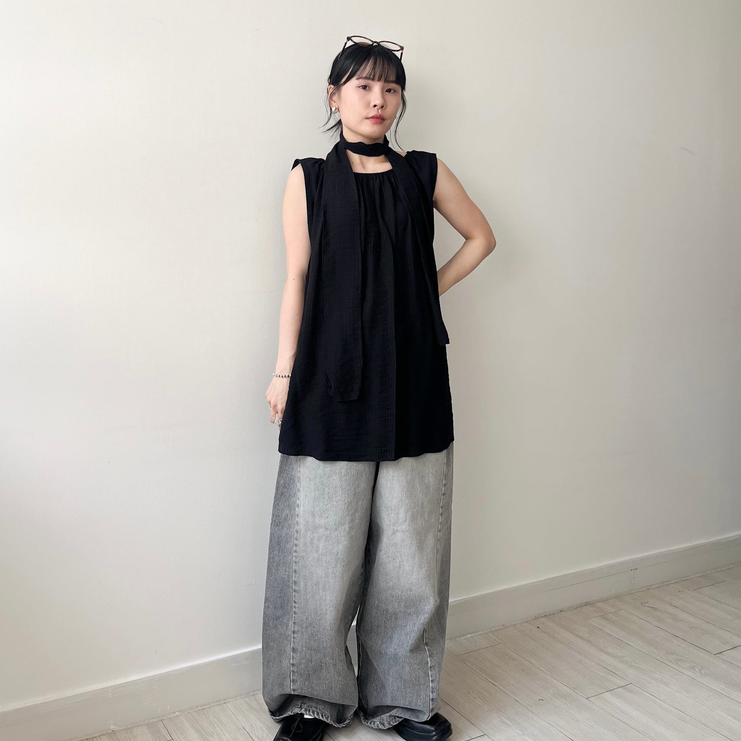 TP512- 暗條紋背連多用頸帶 | White | Black