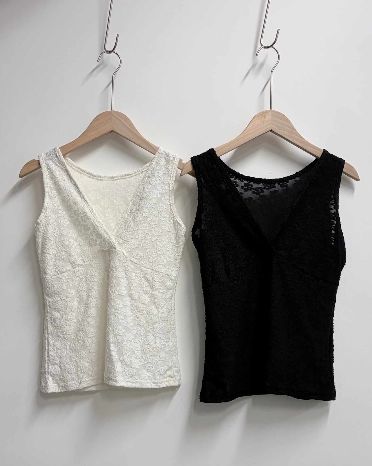 TP778- 暗花V Neck Vest | Ivory | Black