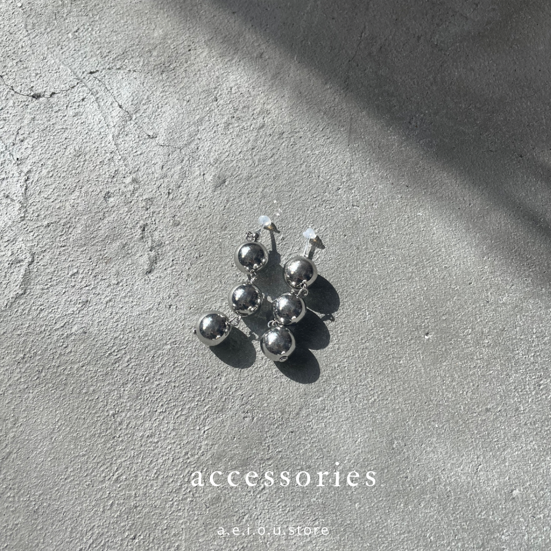 AC91 - Three Ball Ball Earring