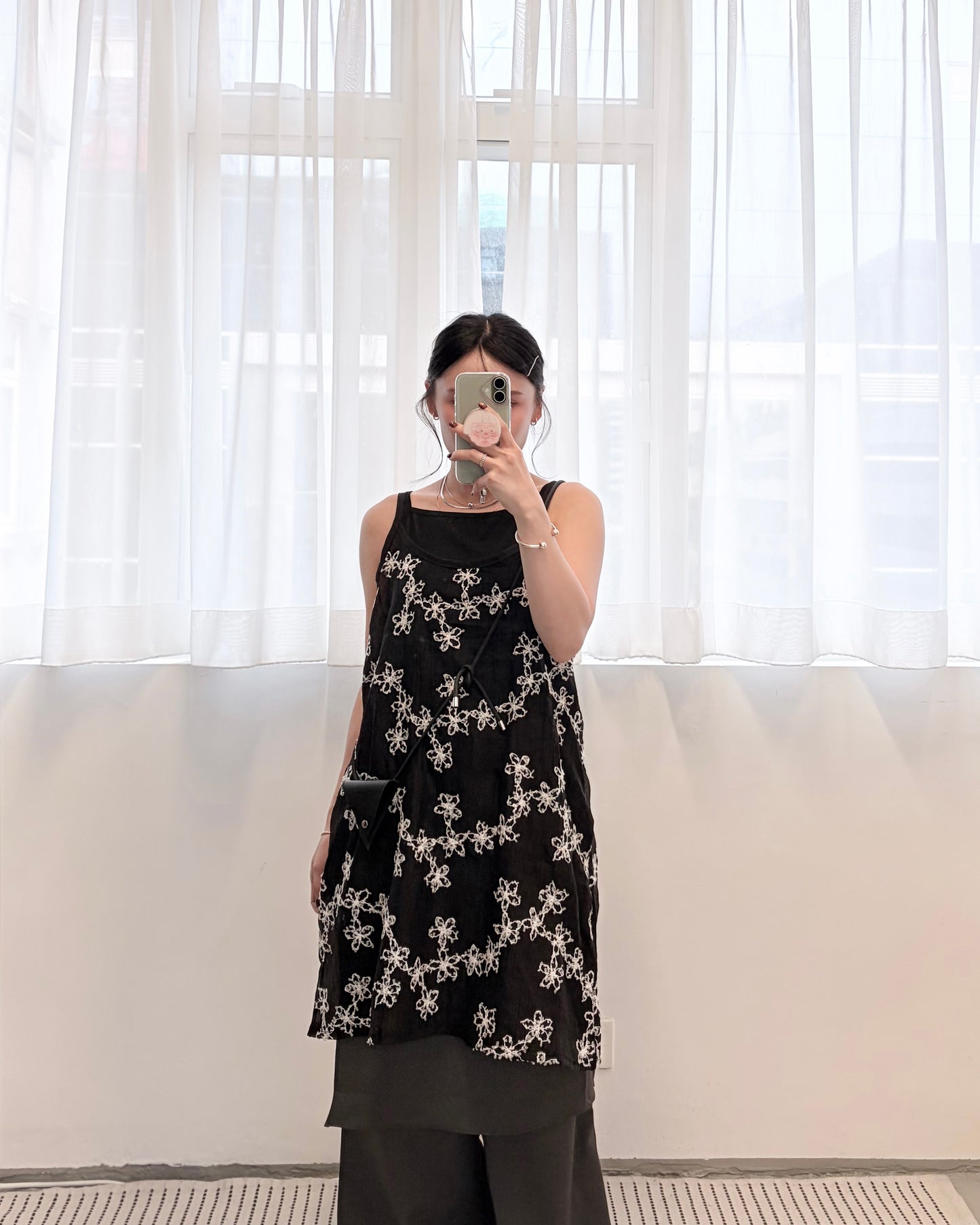 TP786- Floral-embroidered Vest | White | Black