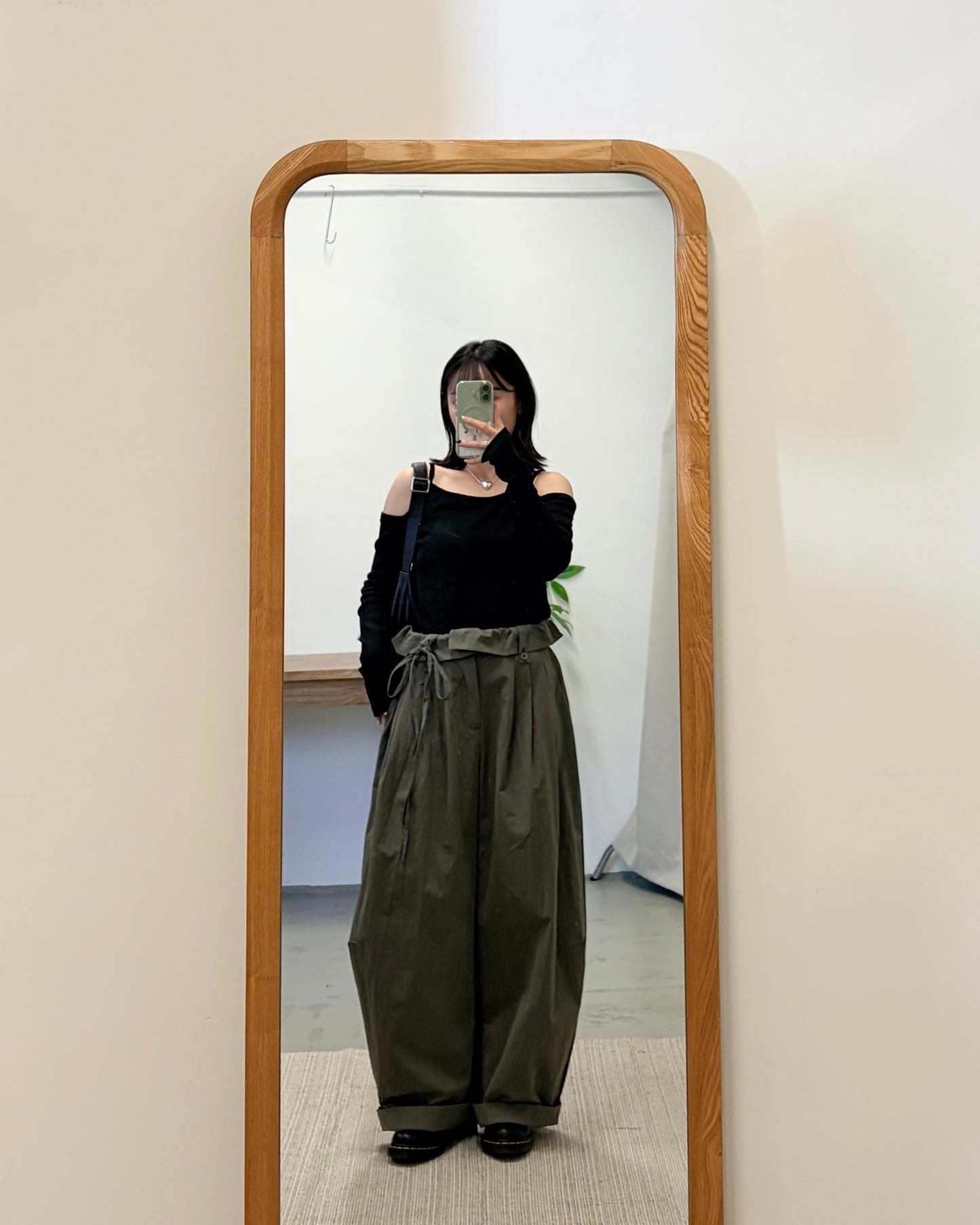 TP721- 吊帶露肩長袖Top | White | Black