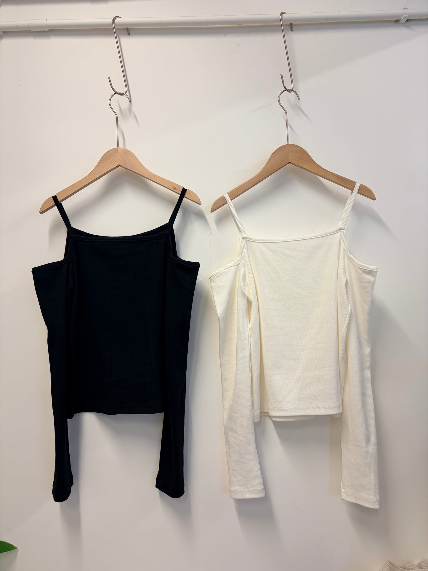 TP721- 吊帶露肩長袖Top | White | Black