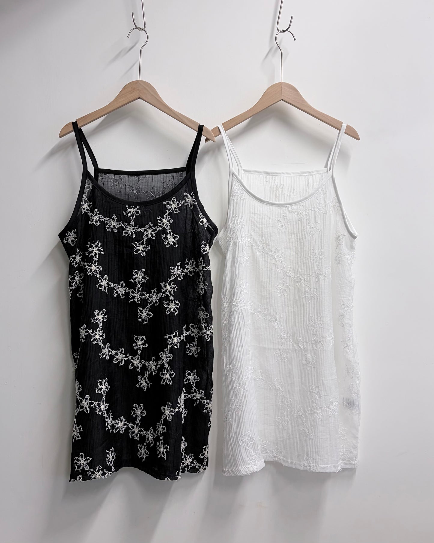 TP786- Floral-embroidered Vest | White | Black