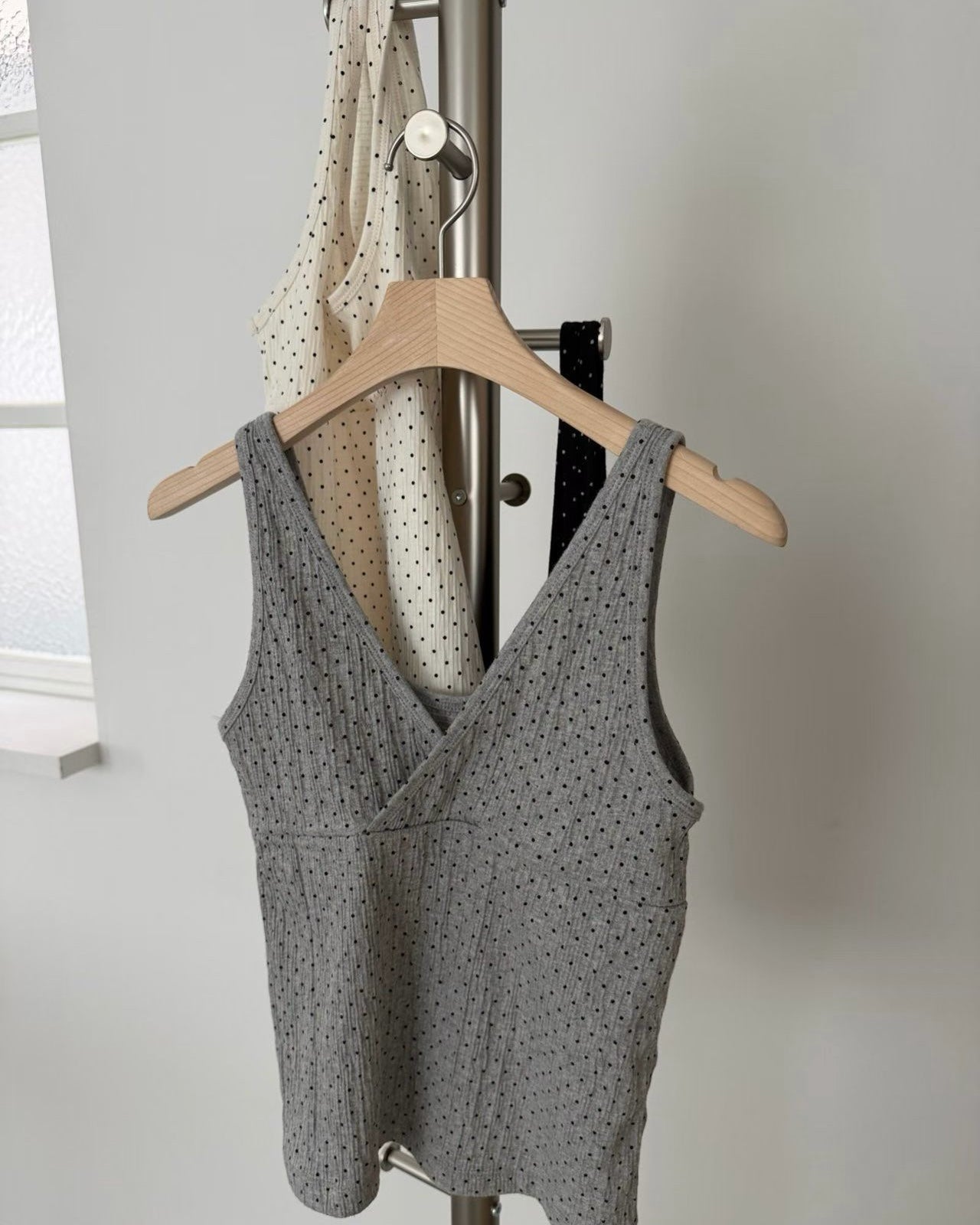 TP742- 皺紋波點V Neck Vest | Ivory | Grey | Black