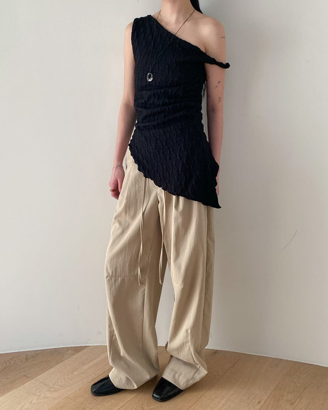 TP736- 泡泡暗紋斜肩Layer Vest | Ivory | Black