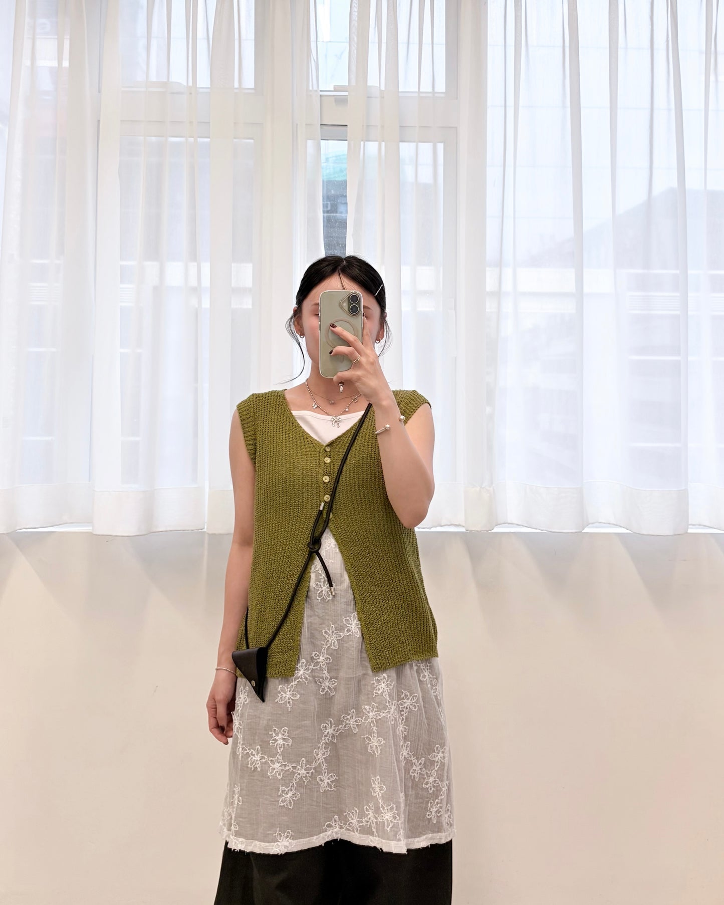 TP786- Floral-embroidered Vest | White | Black