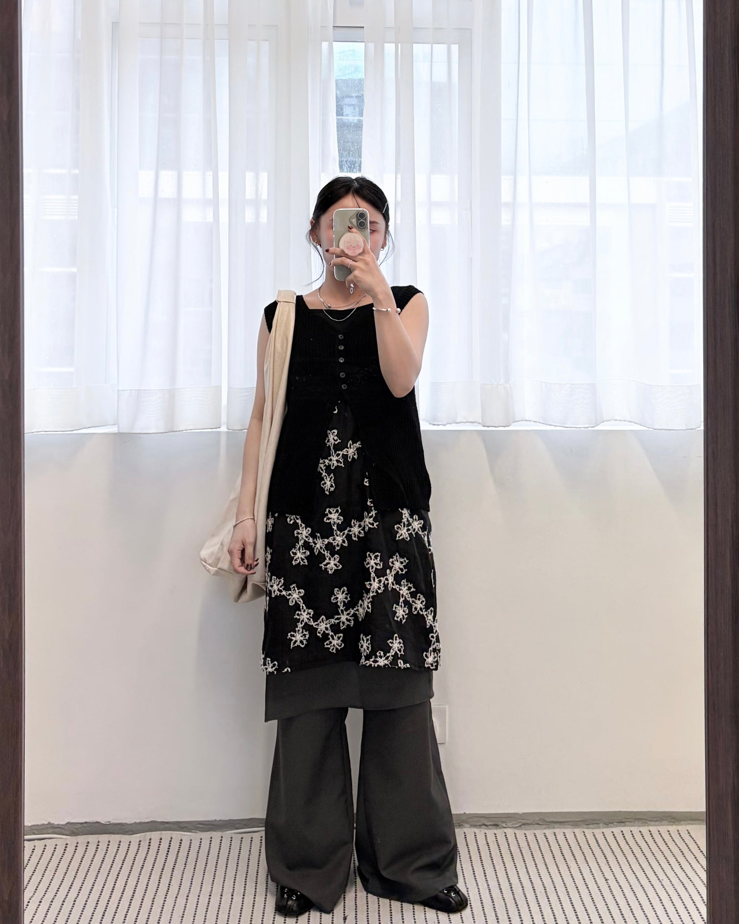 TP786- Floral-embroidered Vest | White | Black