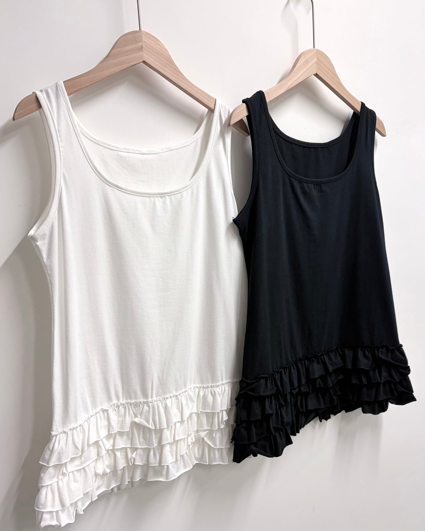 TP775- Ruffle layer Vest| White | Black
